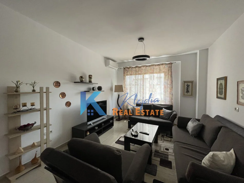Tirane, jap me qera apartament 2+1+Ballkon Kati 4, 100 m² 600 € (Te Ish-Ekspozita)