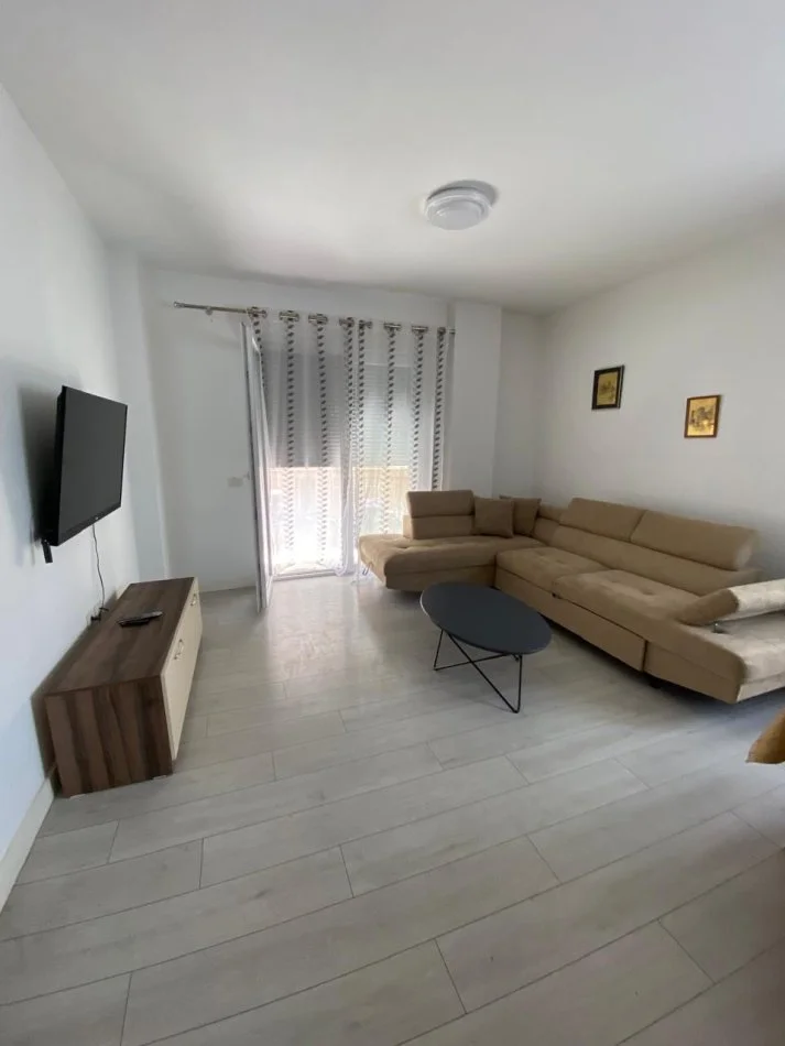 Tirane, jepet me qera apartament 2+1 Kati 2, 99 m² 600 € (Rr.Peti - Liqeni i Thatë)