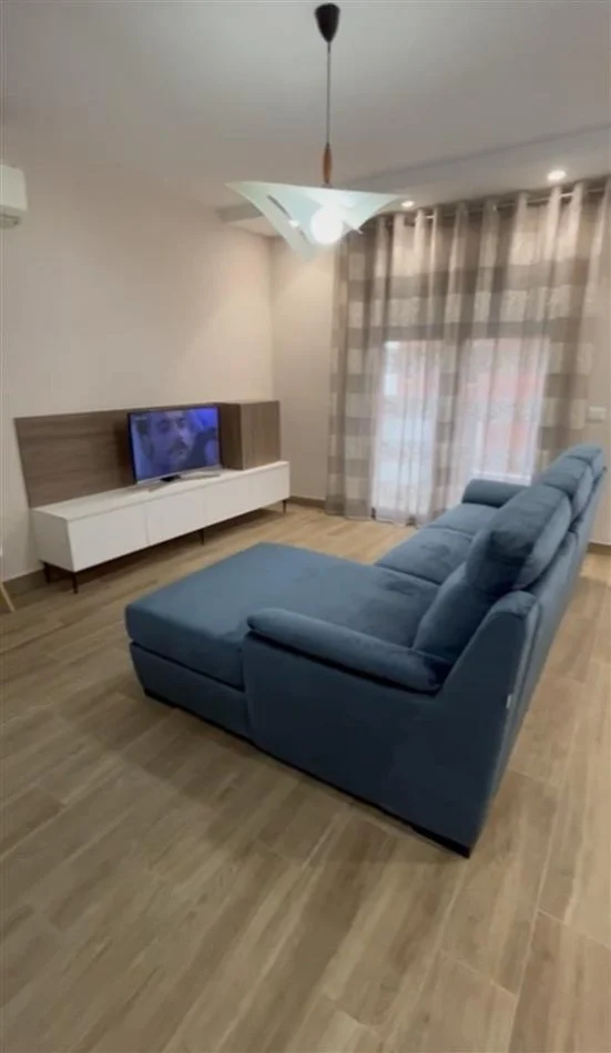 Tirane, jepet me qera apartament 1+1+Ballkon Kati 4, 95 m² 750 € (Rruga e Kavajes)