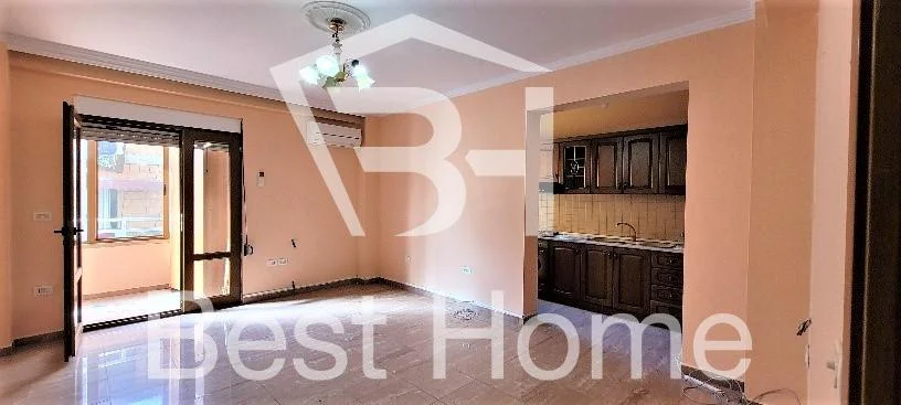 Tirane, jepet me qera zyre Kati 4, 90 m² 470 € (Qender, Bulevardi Zogu i Pare)