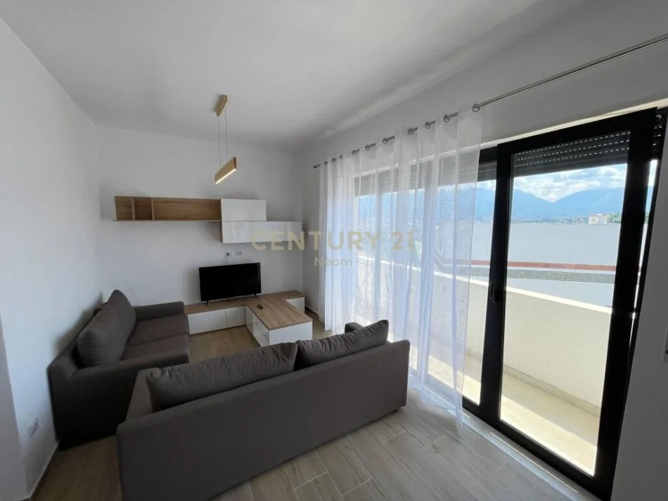 Tirane, jepet me qera apartament duplex 3+1 Kati 4, 130 m² 800 € (kodra e diellit)