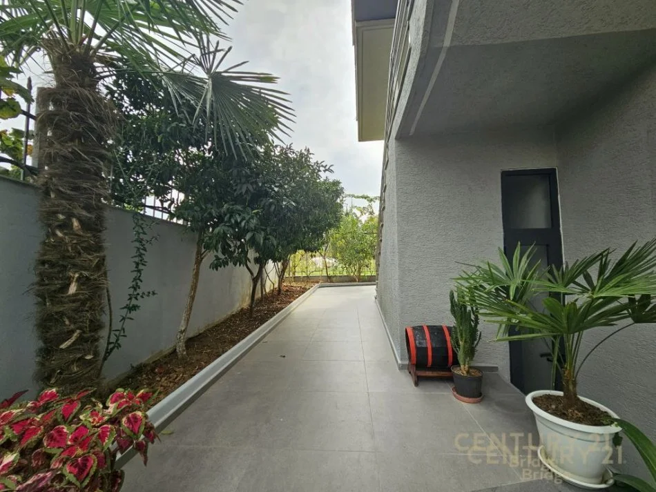 Tirane, jepet me qera apartament 3+1 Kati 2, 160 m² 600 € (sauk)