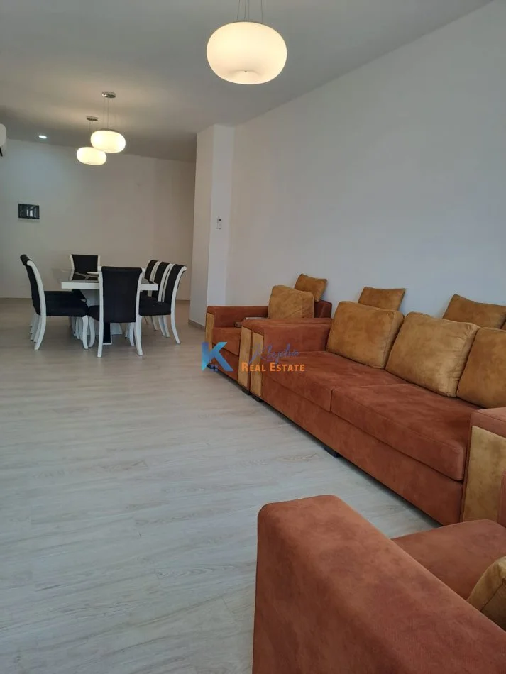 Tirane, jap me qera apartament 2+1 Kati 3, 100 m² 850 € (Bulevardi Zogu I, afer Ministrise se Drejtesise)