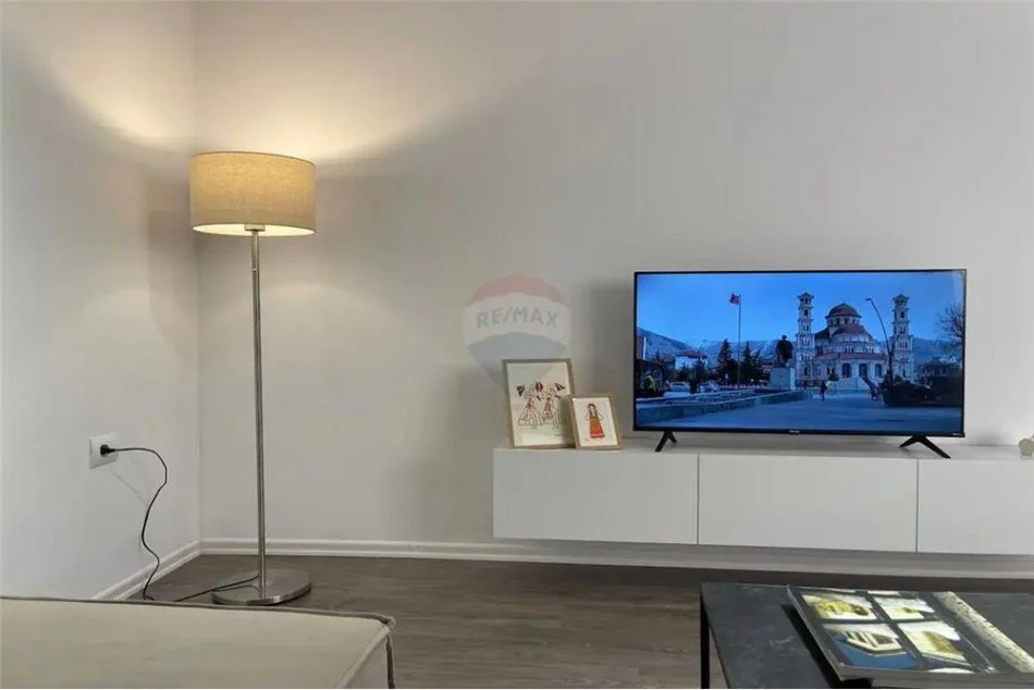 Tirane, jepet me qera apartament 1+1 Kati 5, 75 m² 700 € (Rruga Hoxha Tahsim - Optika Roma - Pazari i Ri)