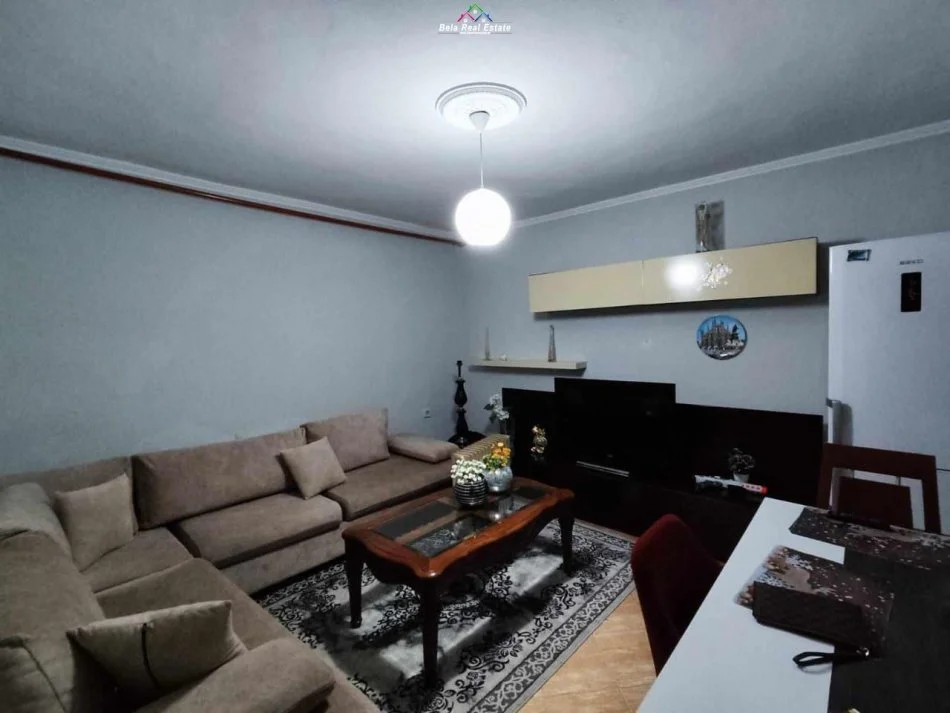 Tirane, jepet me qera apartament 1+1 Kati 1, 60 m² 400 € (Bllok, prane Petro Ninit)