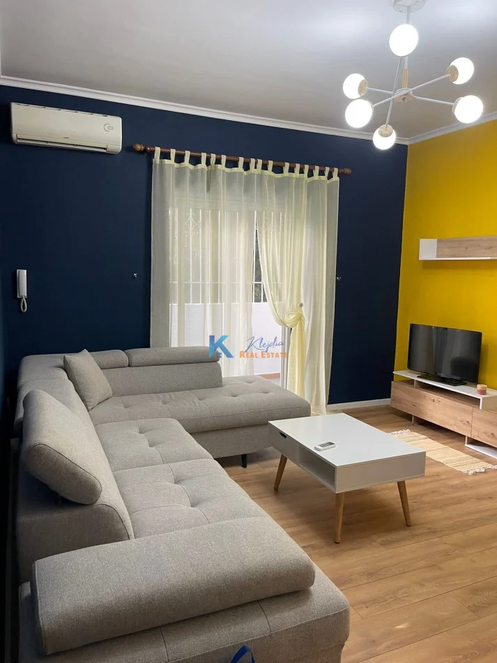 Tirane, jap me qera apartament 1+1+Ballkon Kati 1, 70 m² 450 € (Rruga Ferit Xhajko, ish restorant Durresi)