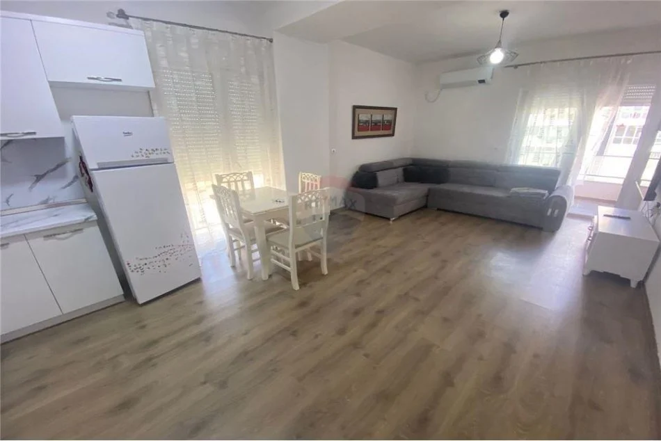 Tirane, jepet me qera apartament 2+1 , 101 m² 500 € (Rruga Petro Nini Luarasi - Shkolla Baletit)