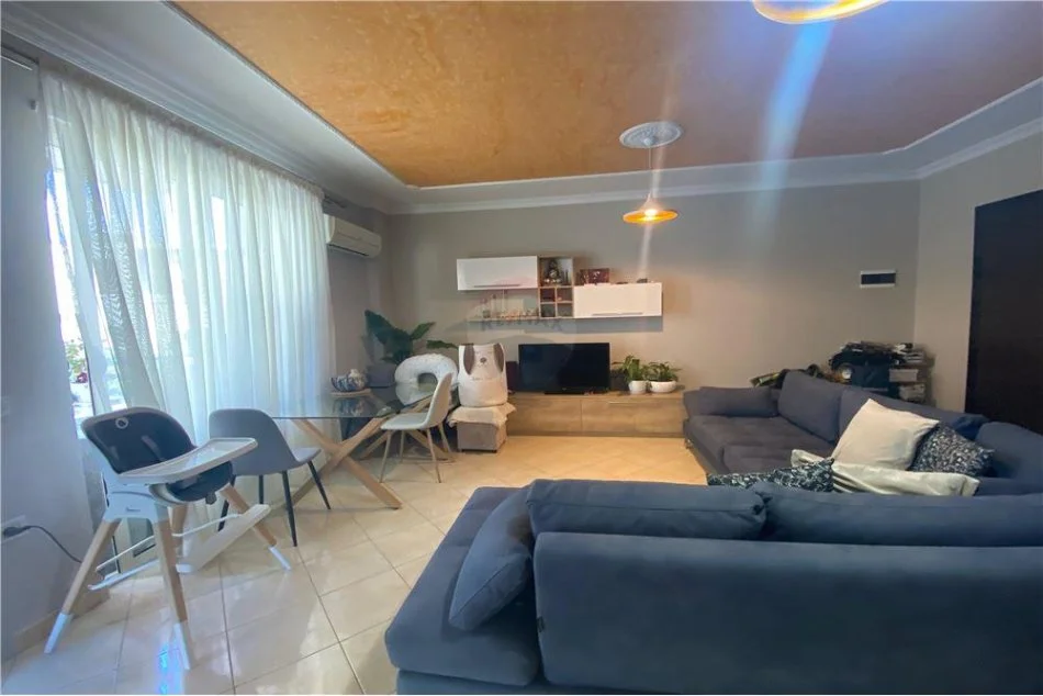 Tirane, shitet apartament 1+1 Kati 1, 77 m² 115.000 € (Kompleksi Ferrari - Rruga Peti, Liqeni i Thate)