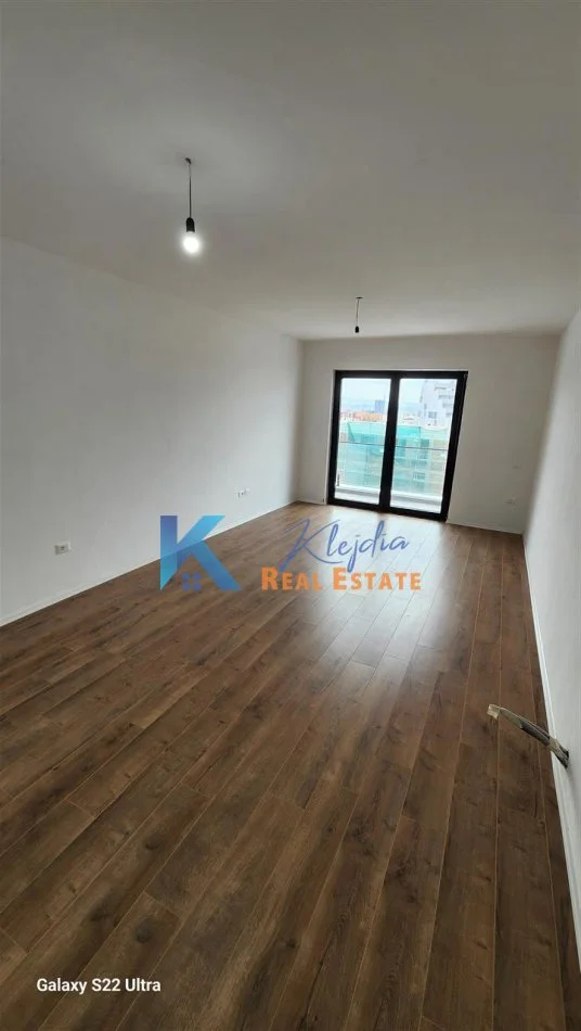 Tirane, jepet me qera dyqan Kati 6, 115 m² 550 € (Kompleksi Arlis, prane Farmacise nr.10)