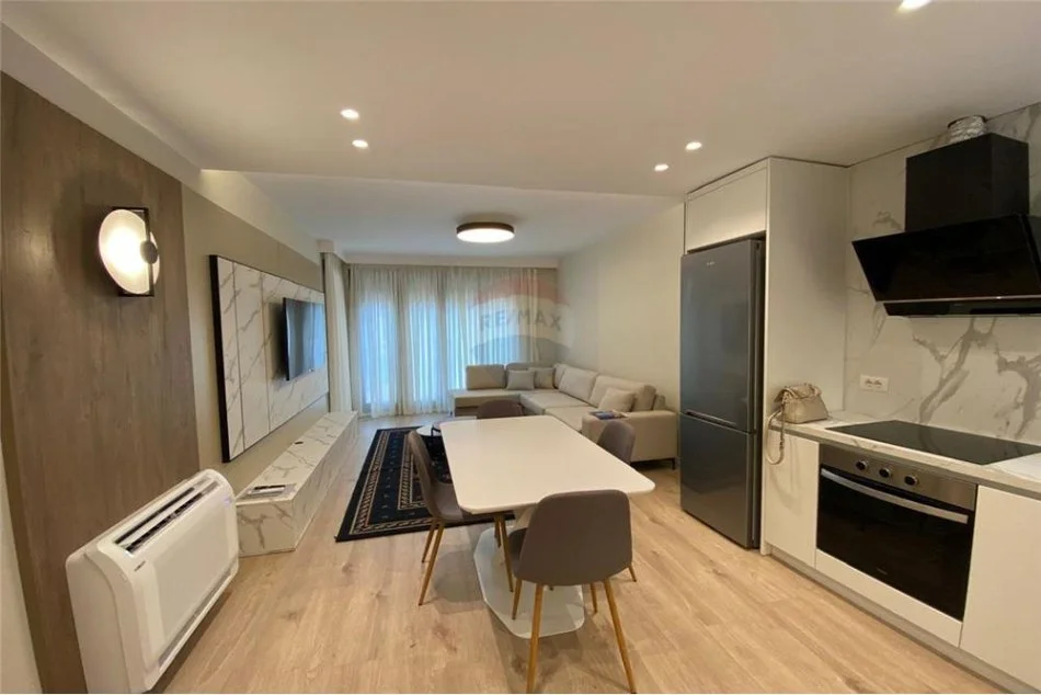 Tirane, jepet me qera apartament 1+1 Kati 3, 77 m² 1.000 € (Rruga e Brrikadave - Prane Galerise - Qendër)
