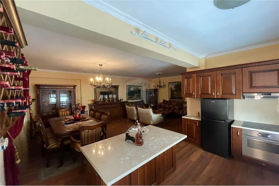 Tirane, jepet me qera apartament 3+1 Kati 3, 110 m² 1.000 € (Mine Peza - Qendër - Kafe Flora)