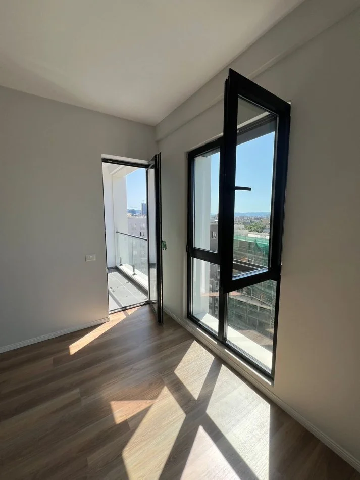 Tirane, jepet me qera zyre Kati 7, 90 m² 500 € (Kompleksi Arlis, prane Farmacise nr.10)