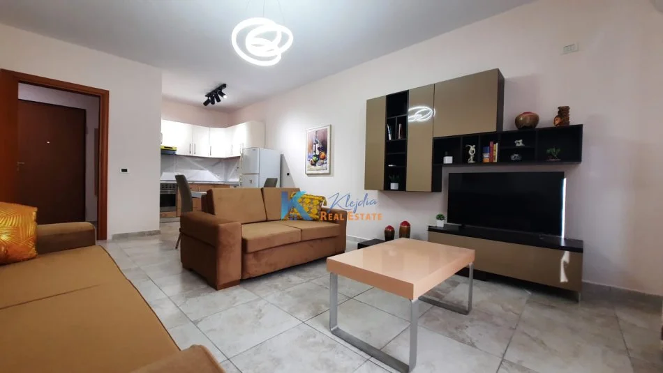Tirane, jepet me qera apartament 1+1 Kati 2, 72 m² 600 € (Kopshti Botanik)