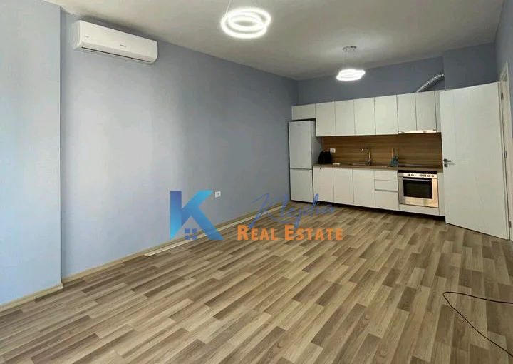 Tirane, jepet me qera apartament 1+1+Ballkon Kati 3, 65 m² 460 € (Porcelan, afer uet)