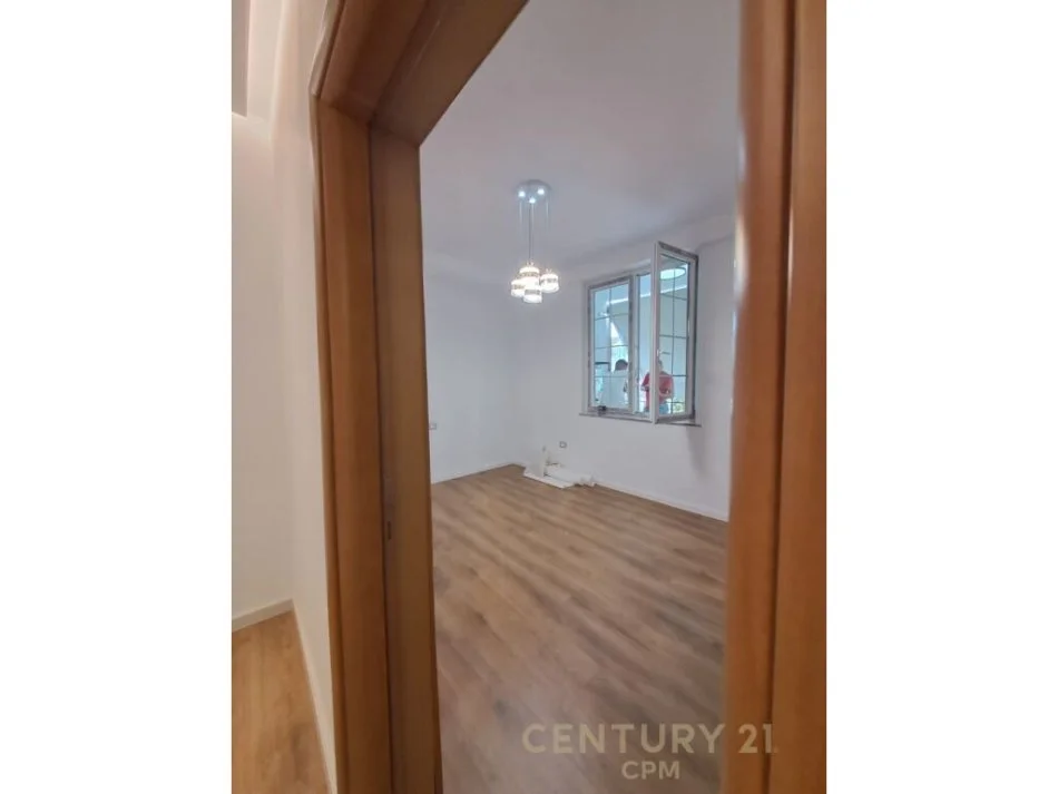 Tirane, shitet apartament 2+1 Kati 2, 103 m² 178.000 € (Stacioni i trenit)