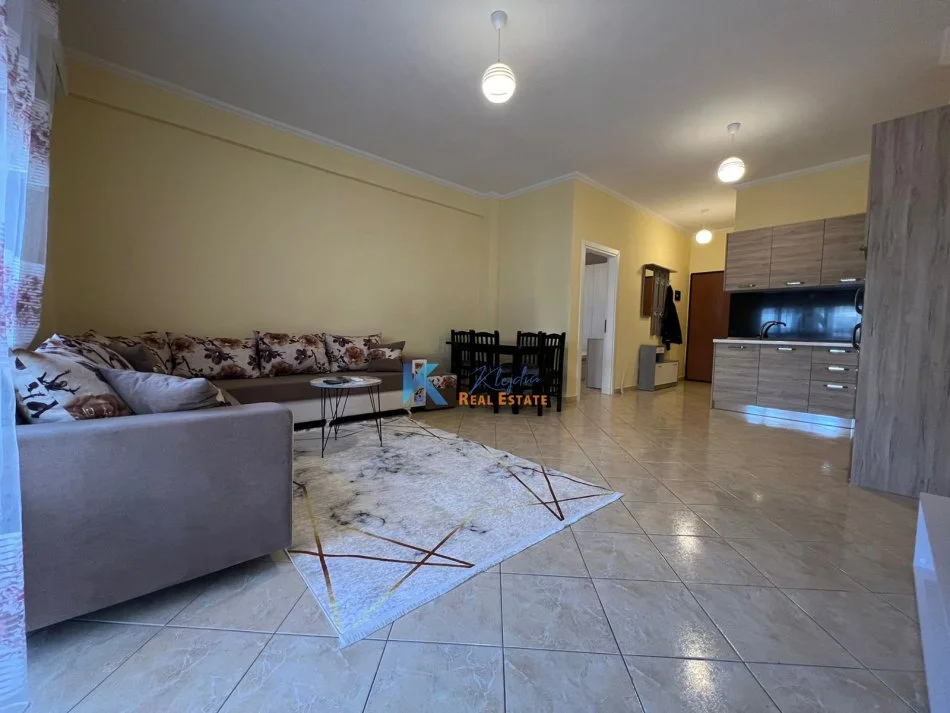 Tirane, jap me qera apartament 1+1+Ballkon Kati 4, 60 m² 330 € (Kthesa e Kamzes)