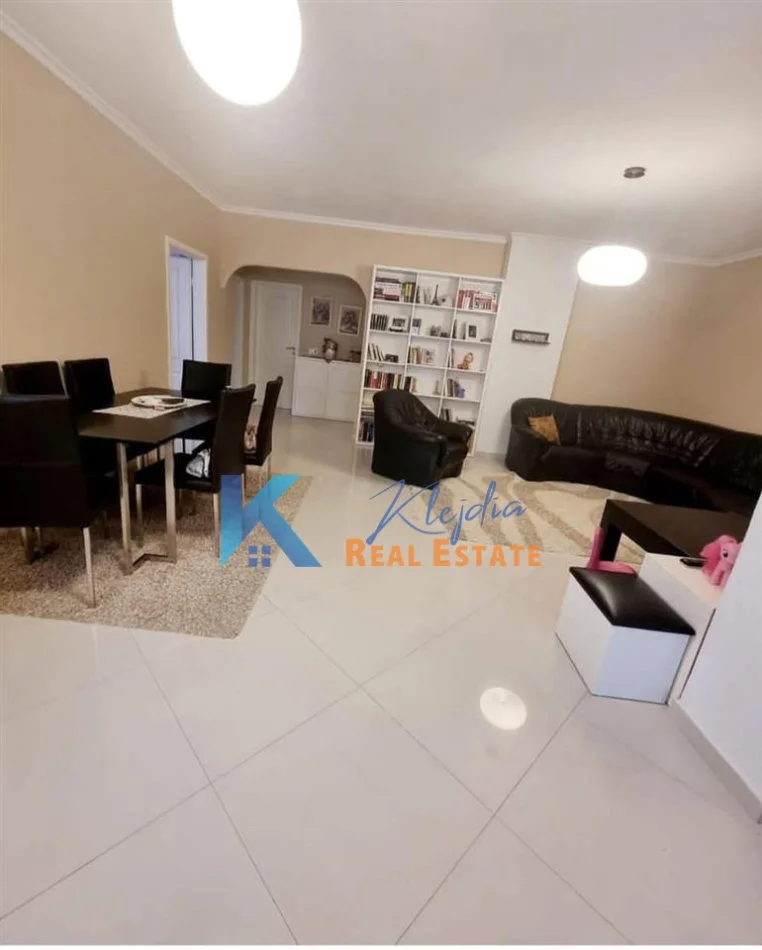 Tirane, jepet me qera apartament 3+1 Kati 2, 120 m² 800 € (Rruga e Kavajes, afer xhamise)