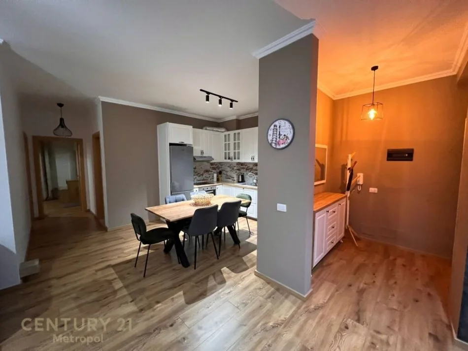 Tirane, jepet me qera apartament 2+1 Kati 3, 108 m² 800 € (kopeshti botanik)