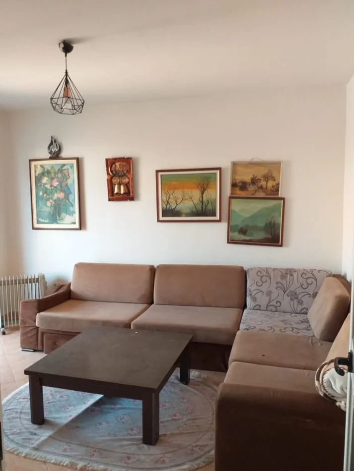 Tirane, jap me qera apartament 1+1+Ballkon Kati 5, 65 m² (Porcelan)