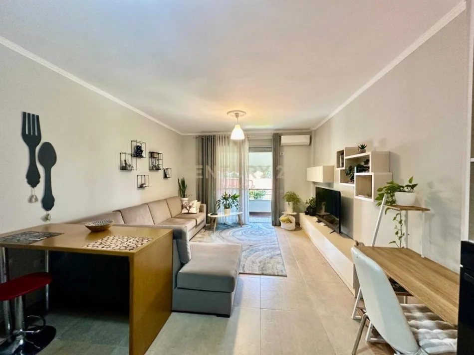 Tirane, jepet me qera apartament 2+1 Kati 1, 110 m² 900 € (liqeni i tiranes)