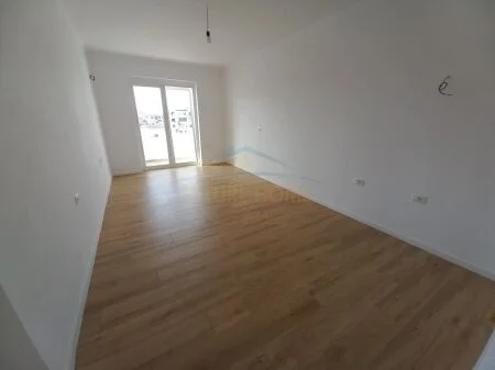 Shitet, Apartament 1+1, prane Gjimnazit Cajupi, Tiranë.  AREA42257