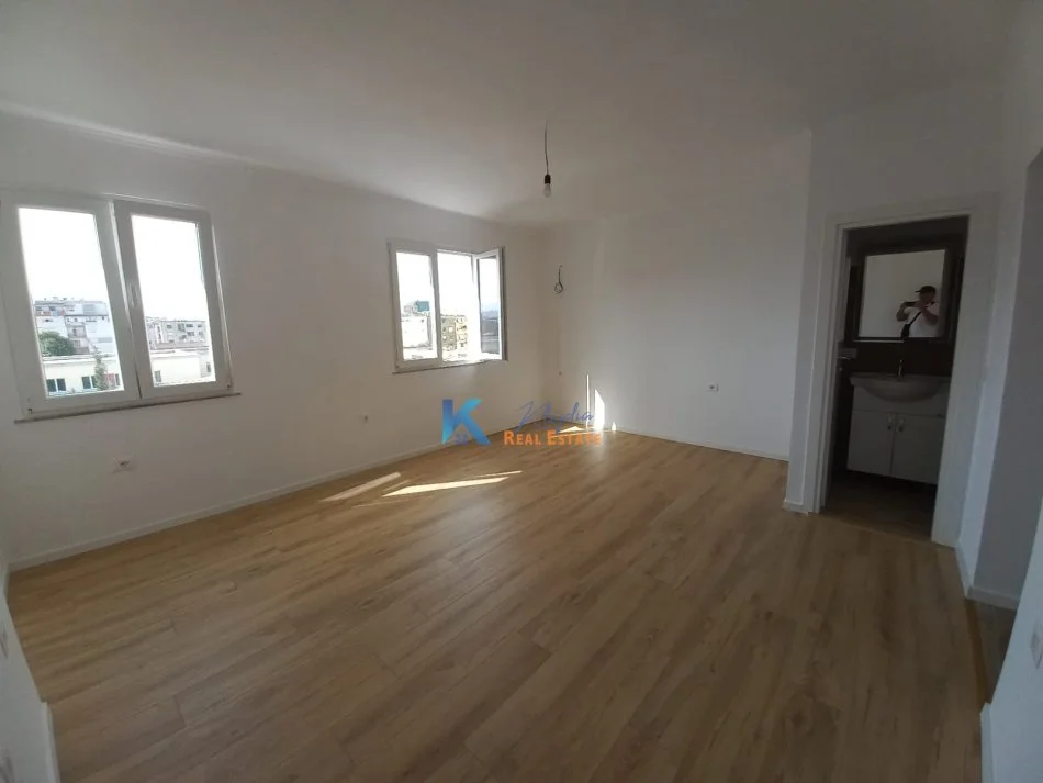 Tirane, shitet garsonier Kati 5, 29 m² 48.000 € (Rruga Kongresi i Manastirit)