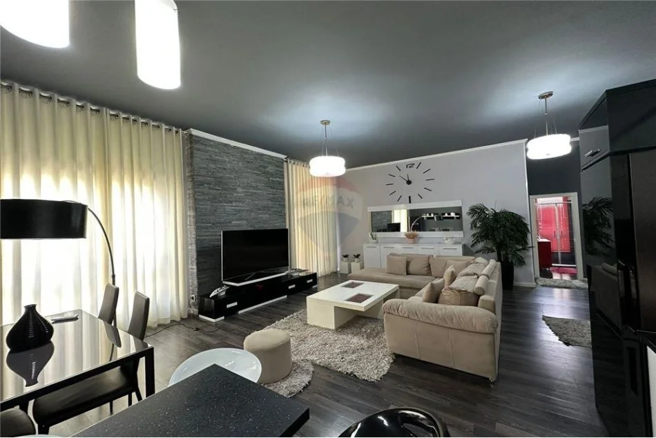 Tirane, jepet me qera apartament 2+1 Kati 2, 147 m² 700 € (Kopshti Zoologjik)