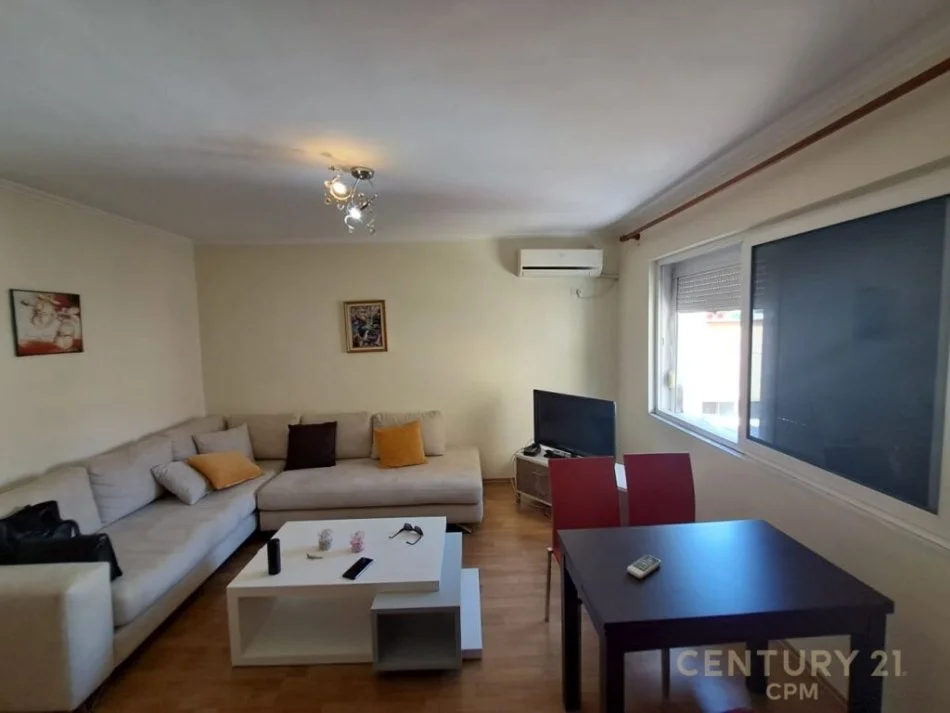 Tirane, jepet me qera 1+1 Kati 5, 550 € (bllok)