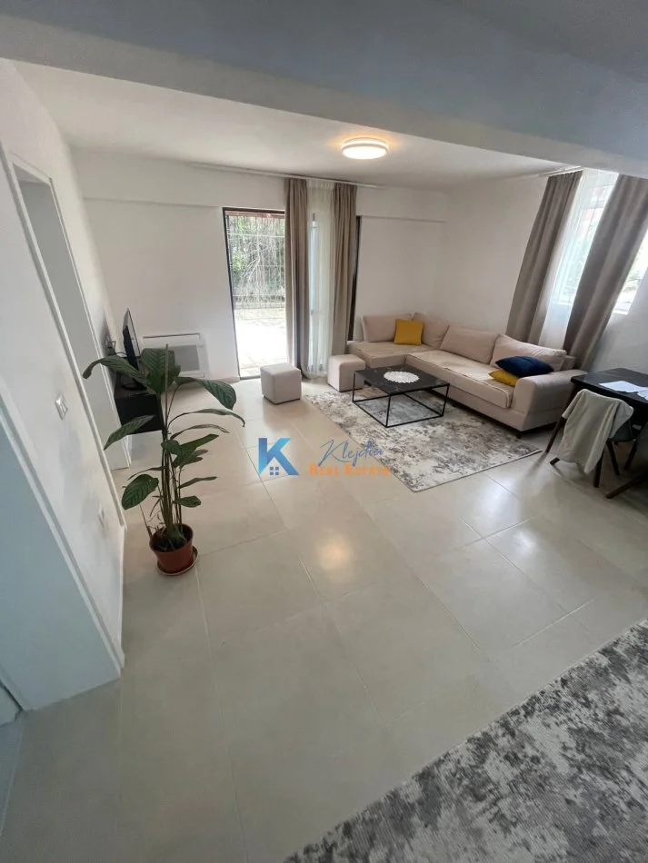 Tirane, jap me qera apartament 2+1+Ballkon Kati 2, 100 m² 800 € (Afer Librit Universitar)
