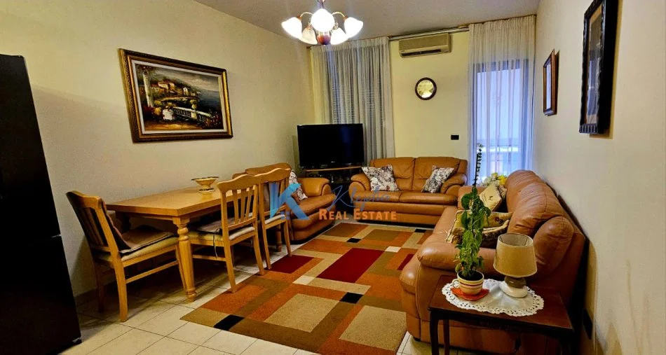 Tirane, jap me qera apartament 1+1+Ballkon Kati 5, 52 m² 550 € (Komuna e Parisit)