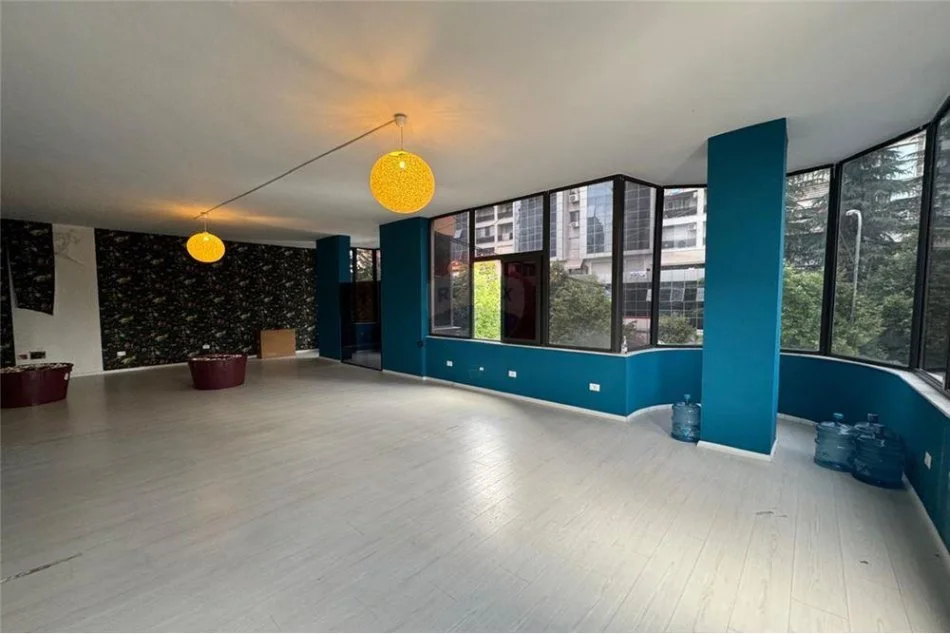 Tirane, jepet me qera zyre Kati 1, 120 m² 600 € (21 Dhjetori)