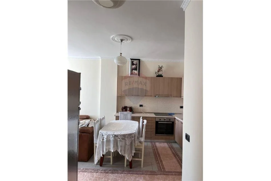 Tirane, jepet me qera apartament 2+1 , 80 m² 500 € (Rruga Selita e Vjeter - Kopshti Botanik)