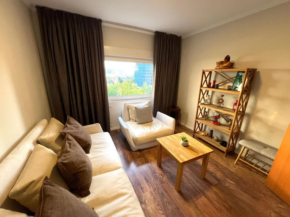 Tirane, jepet me qera apartament 3+1+Ballkon Kati 3, 800 € (rr.Barrikadave)