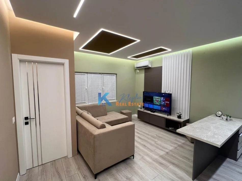 Tirane, jepet me qera apartament 1+1+Ballkon Kati 6, 55 m² 450€ (Pazari i Ri)