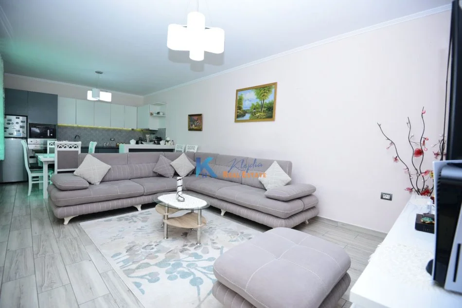 Tirane, jap me qera apartament 1+1+Ballkon Kati 1, 74 m² 600 € (Pazari i Ri)