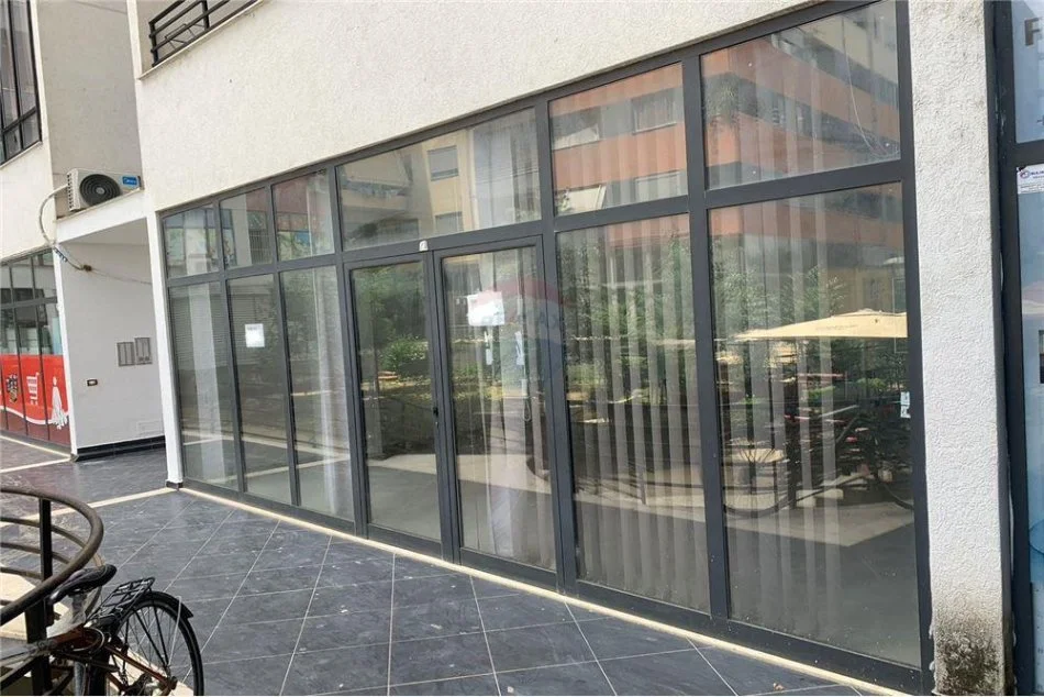 Tirane, shitet dyqan Kati 0, 72 m² 130.000 € (Astir - Unaza e Re)