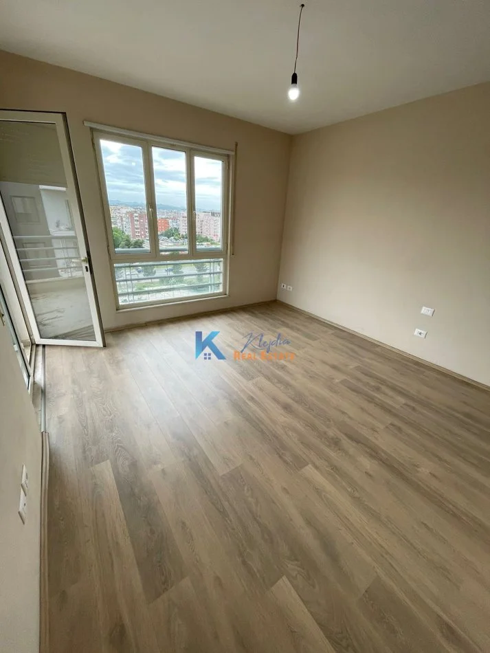 Tirane, jap me qera zyre Kati 7, 147 m² 600 € (Afer Stacionit te Trenit)