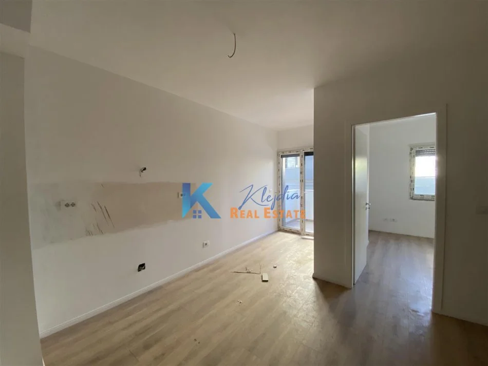 Tirane, jepet me qera apartament 1+1 Kati 1, 60 m² 350 € (Kodra e Diellit, kompleksi Kurora e Kopshtit)