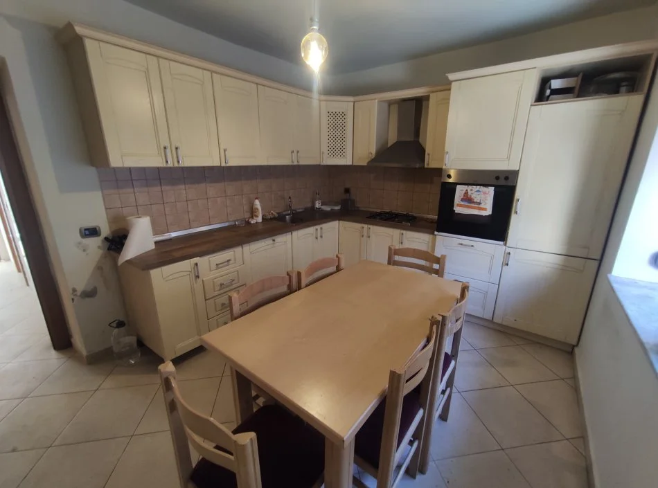 Tirane, jepet me qera apartament 2+1+Ballkon Kati 1, 78 m² 400 € (brryli)