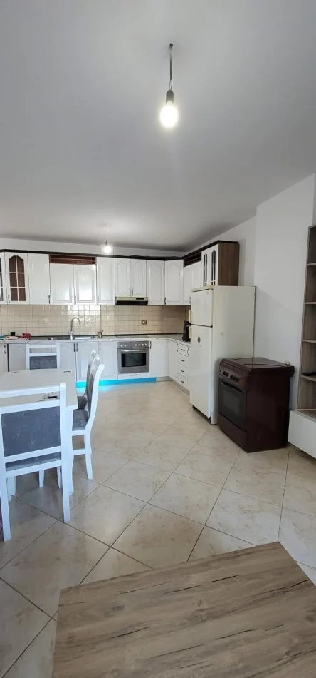 Tirane, jap me qera apartament 2+1+Ballkon Kati 4, 107 m² 700 € (Rruga ASim Vokshi)