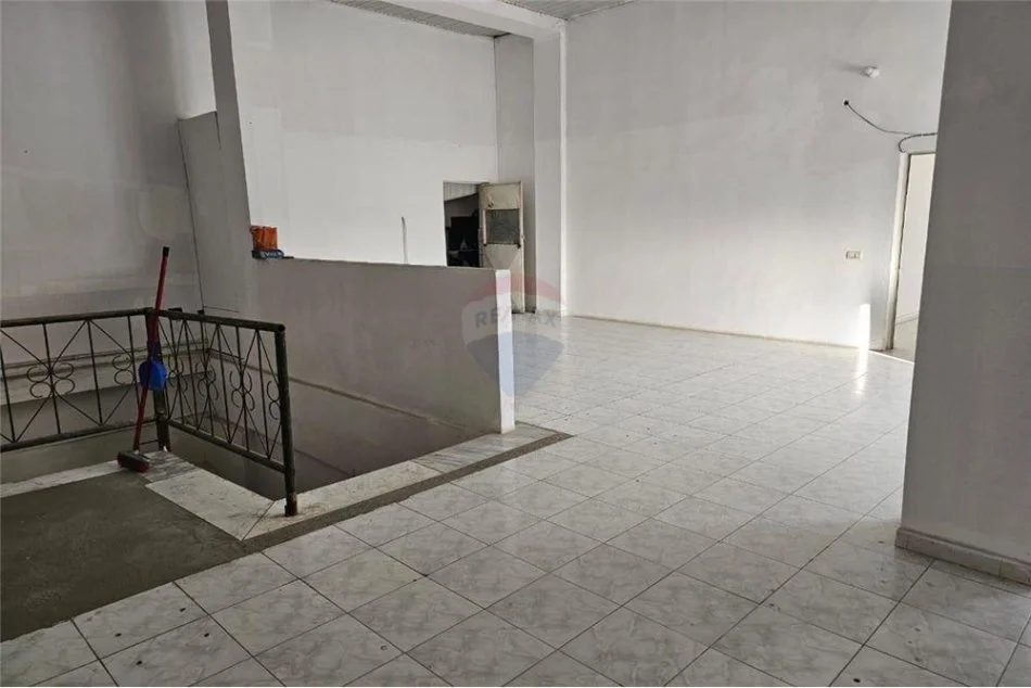 Tirane, jepet me qera ambjent biznesi Kati 2, 360 m² 800 € (Rruga "Dhimo Dhima")