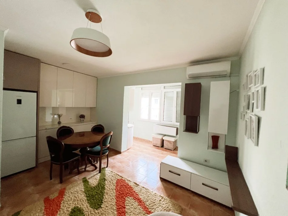 Tirane, jap me qera apartament 2+1+Ballkon Kati 5, 88 m² 550 € (Rruga Kosovareve)