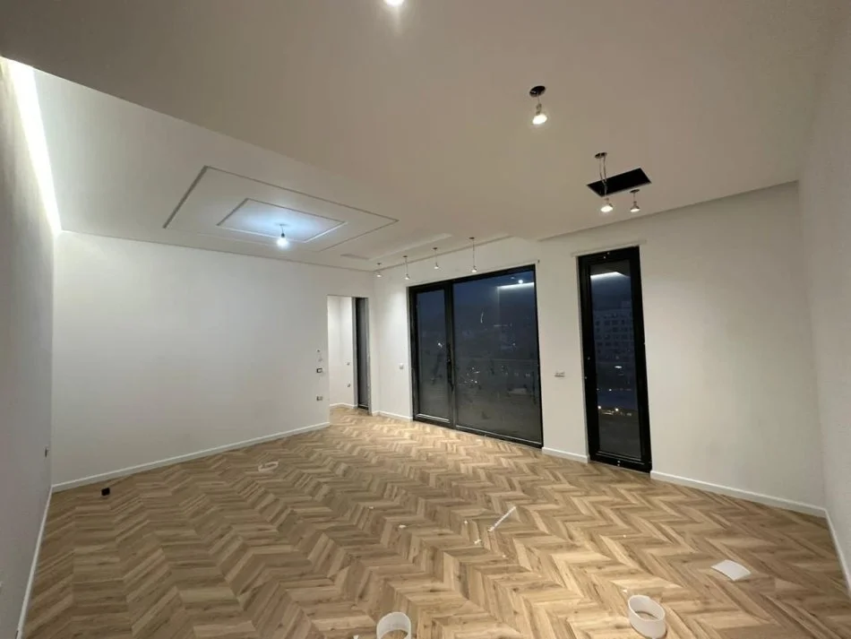Tirane, jepet me qera zyre Kati 8, 164 m² 1.800 € (Rruga e Kavajes)