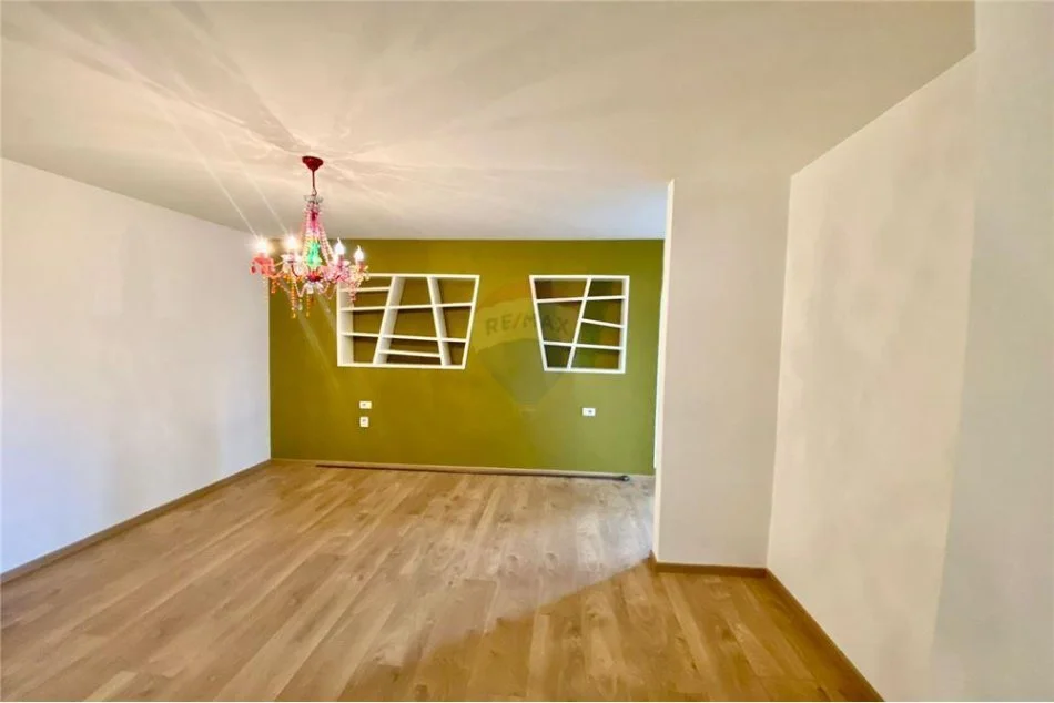 Tirane, jepet me qera zyre Kati 6, 160 m² 1.300 € (Mulliri i Vjeter - Rruga e Elbasanit)