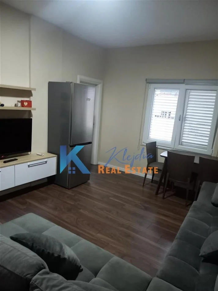Tirane, jepet me qera apartament 1+1 Kati 6, 55 m² 370 € (Ali Dem, afer Shkolles 1 Maji)
