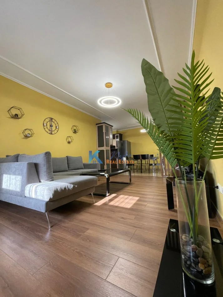 Tirane, jap me qera apartament 3+1+Ballkon Kati 2, 124 m² 800 € (Ish Tregu Elektrik)