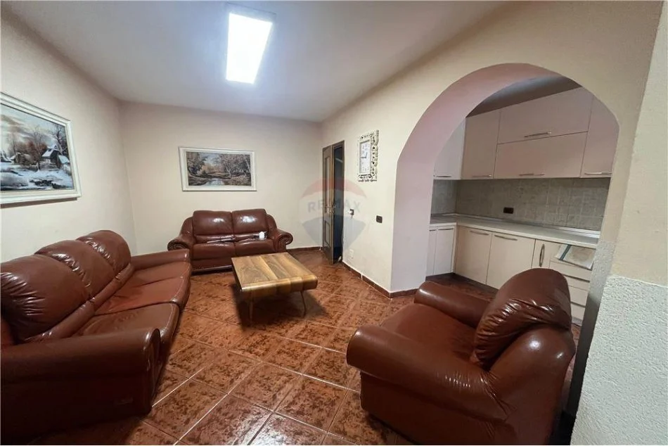 Tirane, jepet me qera apartament 1+1 Kati 1, 60 m² 400 € (Rruga e Dibrës - Medreseja)