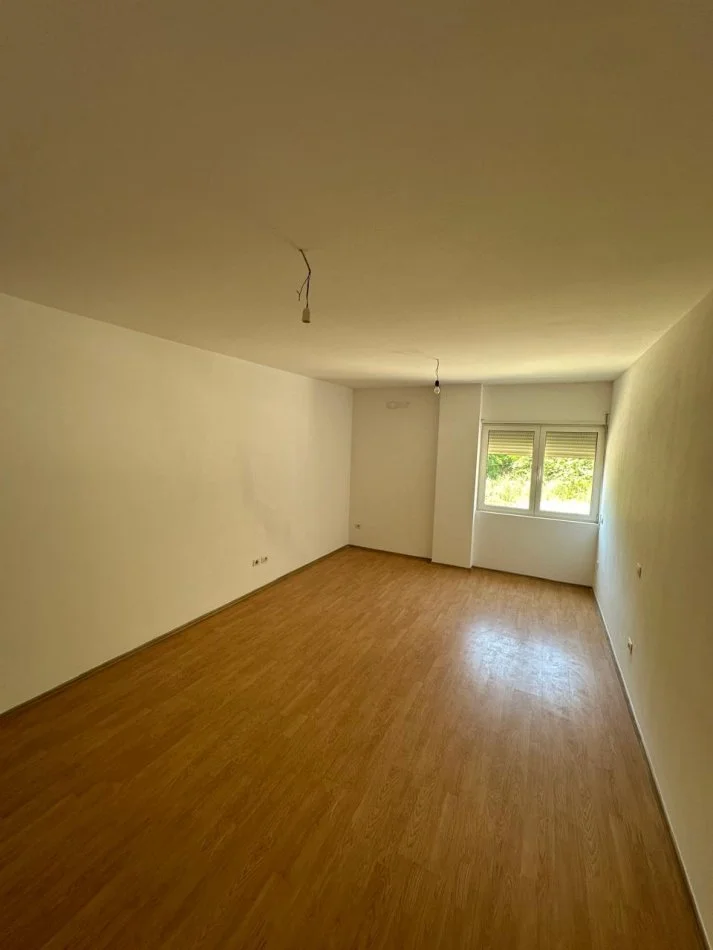 Tirane, shitet apartament 2+1+Ballkon Kati 1, 90 m² 99.000 € (Rruga Dajtit)