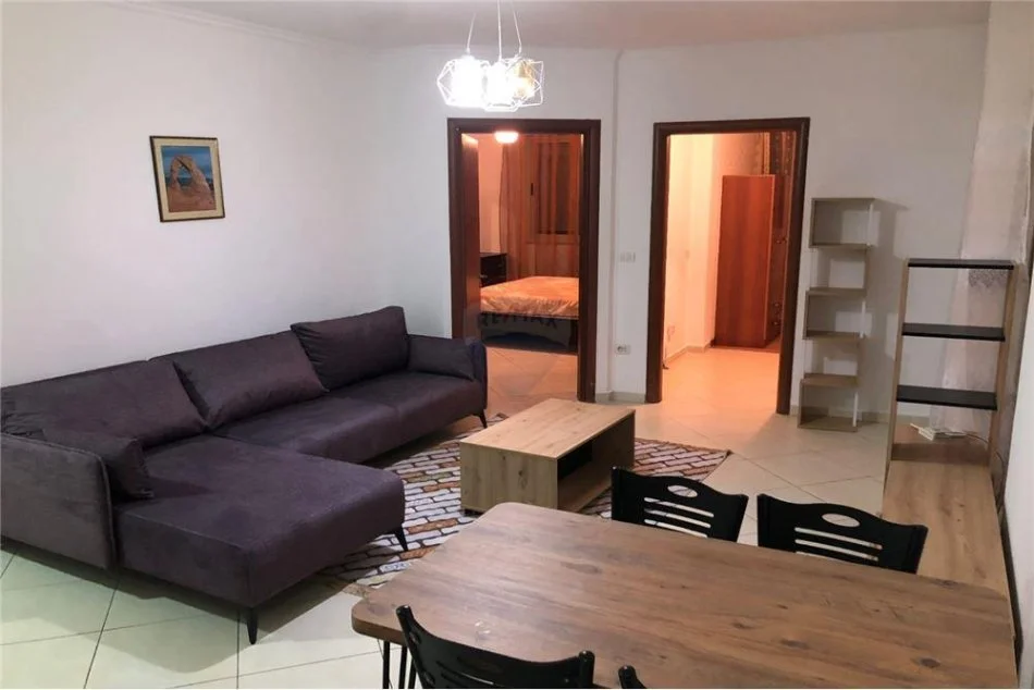 Tirane, jepet me qera apartament 2+1 Kati 2, 80 m² 400 € (besim alla - Yzberisht - Pallatet Cabej)
