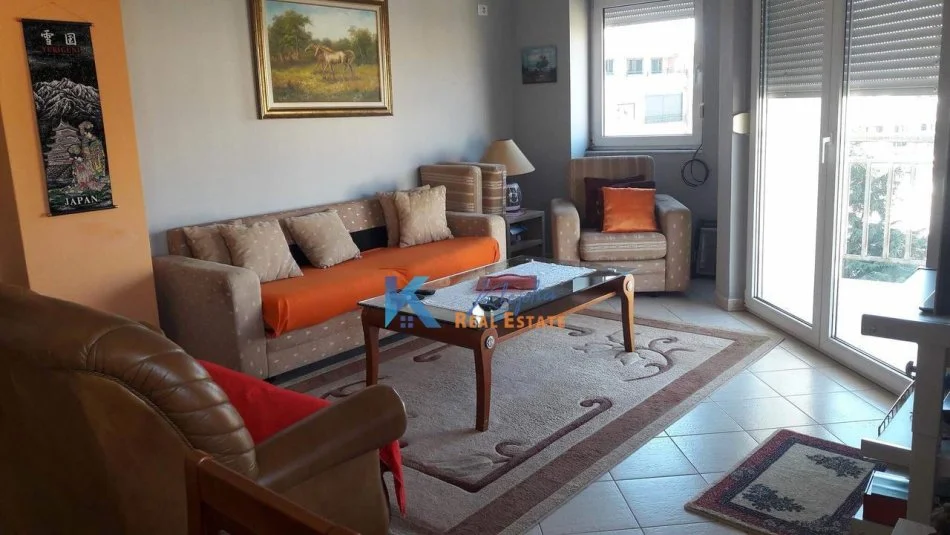 Tirane, jepet me qera apartament 2+1 Kati 8, 103 m² (Rruga e Elbasanit, afer Stadiumit)